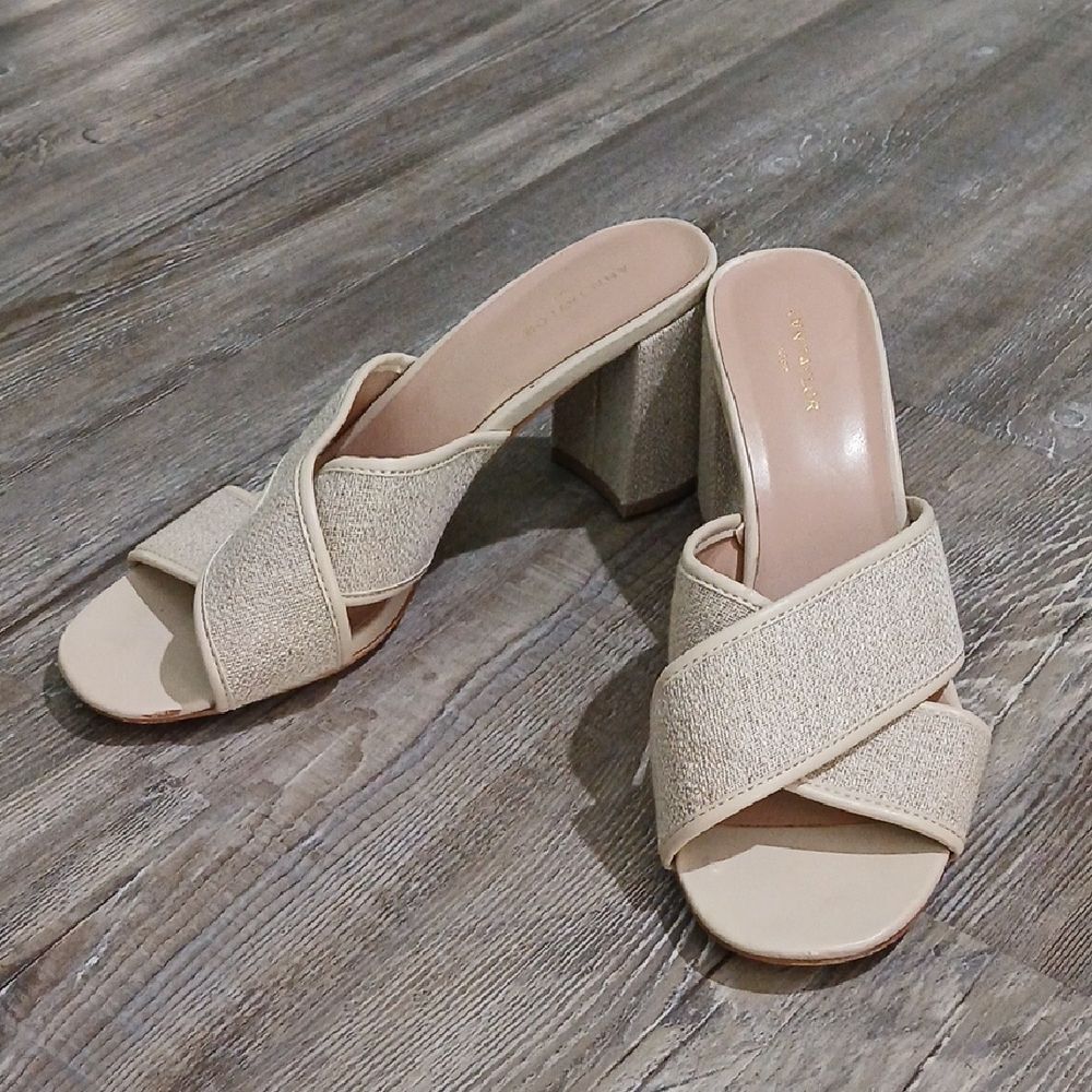 Ann Taylor Factory light beige cross over strap block heel sandals Sz 8.5 EUC